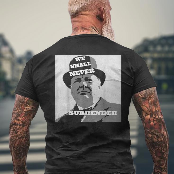 ウィンストン・チャーチルの引用我々は決して降伏しない メンズTシャツ バックプリント 高齢者への贈り物