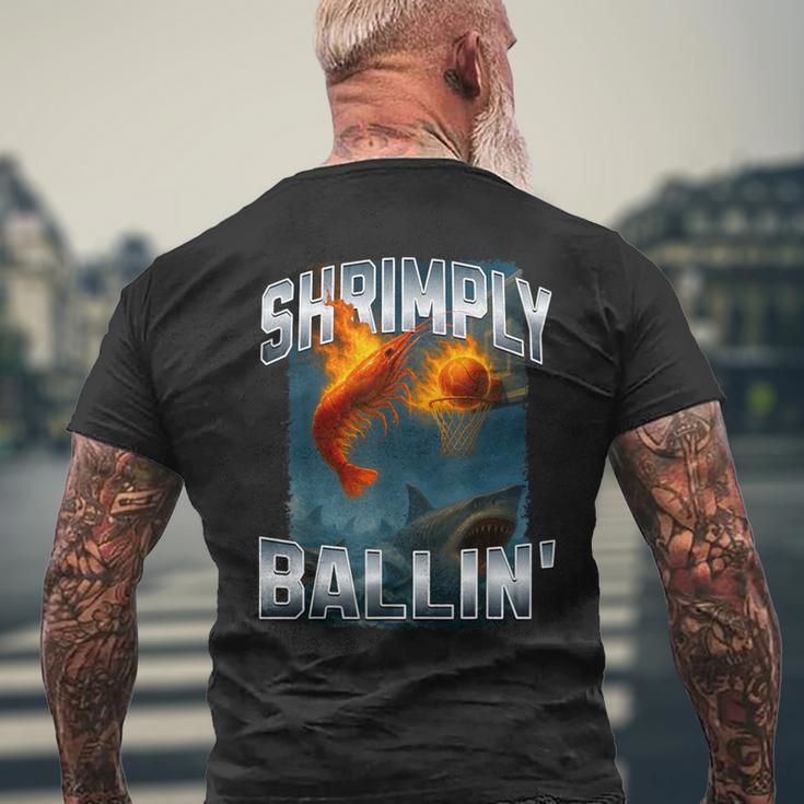 エビのバリン 燃えるようなエビがサメの上に沈むミーム。 メンズTシャツ バックプリント 高齢者への贈り物