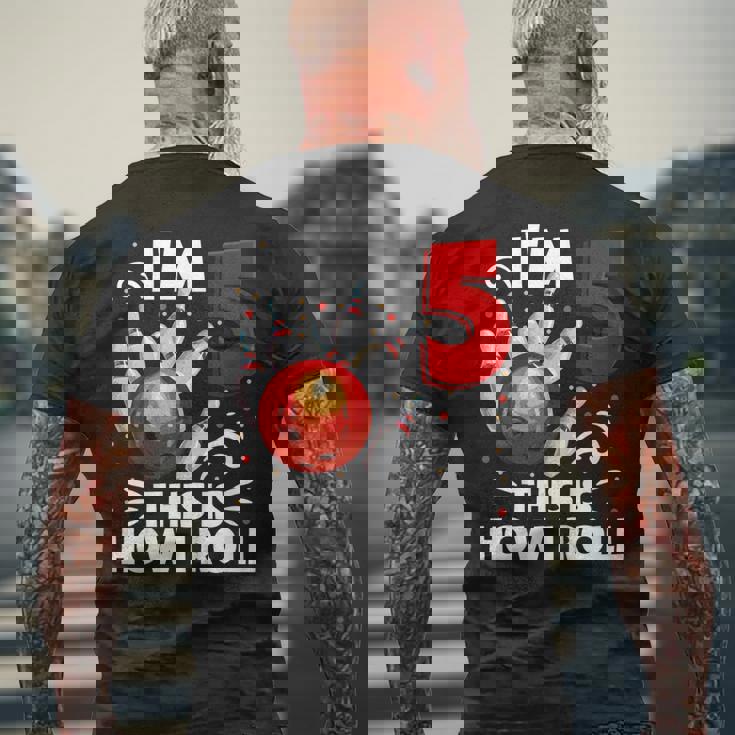 キッズ 5歳の誕生日 男の子 ボウリング This Is How I Roll 5歳 メンズTシャツ バックプリント 高齢者への贈り物