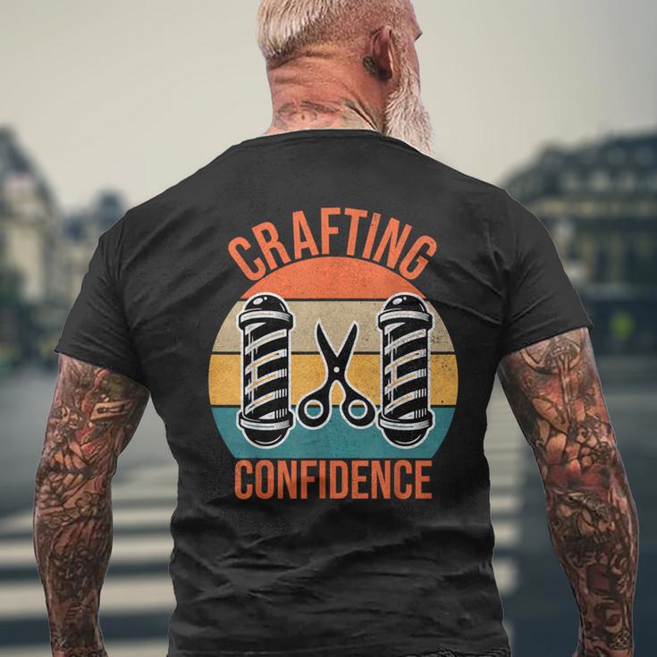クラフティング・コンフィデンス・バーバー メンズTシャツ バックプリント 高齢者への贈り物