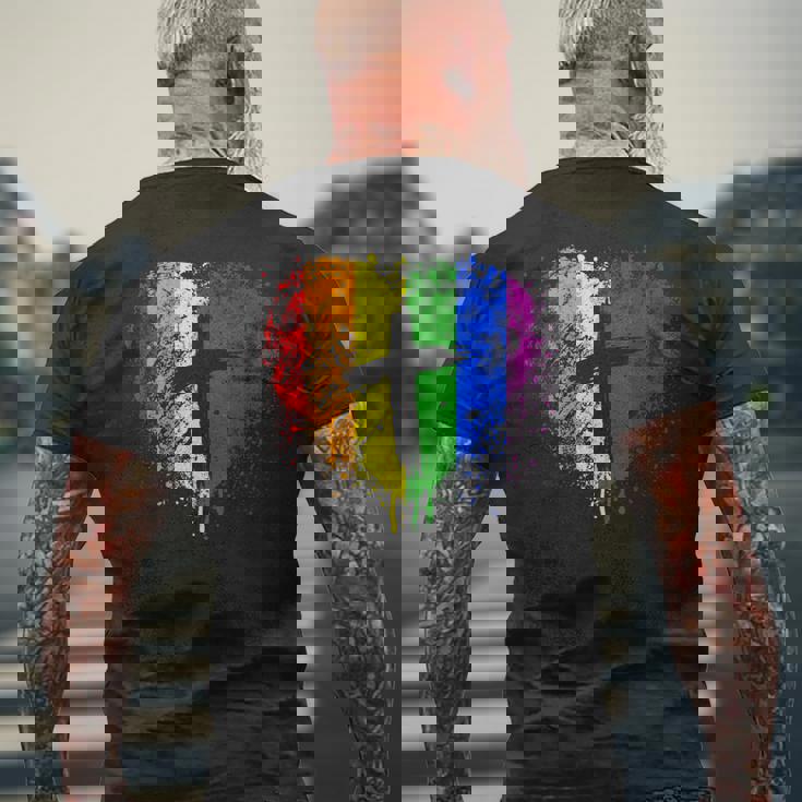 クロスのあるレインボー ハート、キリスト教の宗教的なゲイ プライド メンズTシャツ バックプリント 高齢者への贈り物