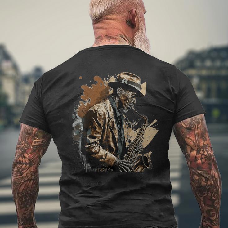 サックスを奏でるサックス奏者ジャズミュージシャン メンズTシャツ バックプリント 高齢者への贈り物