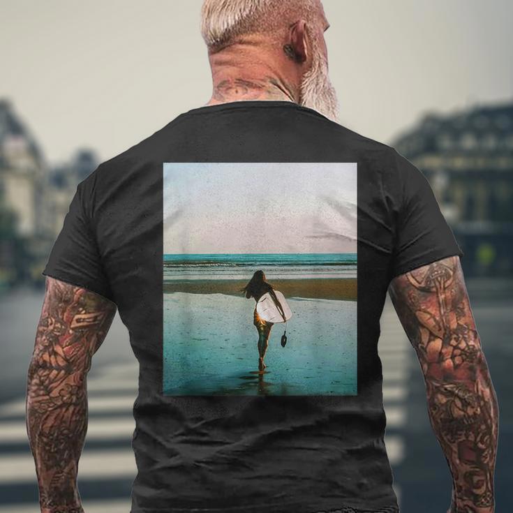 サーファー ガール（写真 リアルフォト）【Surfide サーフサイド】サーフィン 夏・海 ビーチ 砂浜 おしゃれ メンズTシャツ バックプリント 高齢者への贈り物