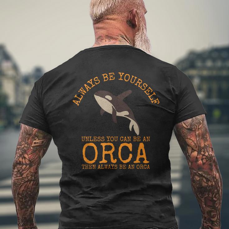 シャチになれない限り、いつも自分らしくありなさい メンズTシャツ バックプリント 高齢者への贈り物