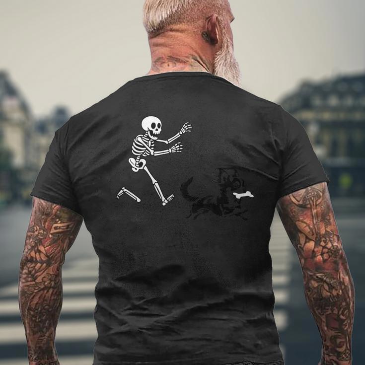 スケルトンハロウィーンを実行している面白いチワワ メンズTシャツ バックプリント 高齢者への贈り物