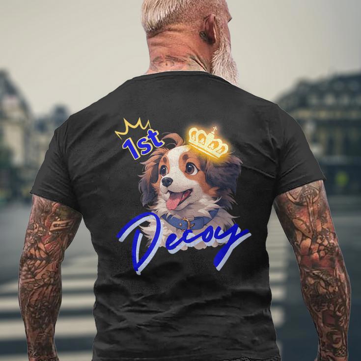 デコピン1歳おめでとう メンズTシャツ バックプリント 高齢者への贈り物