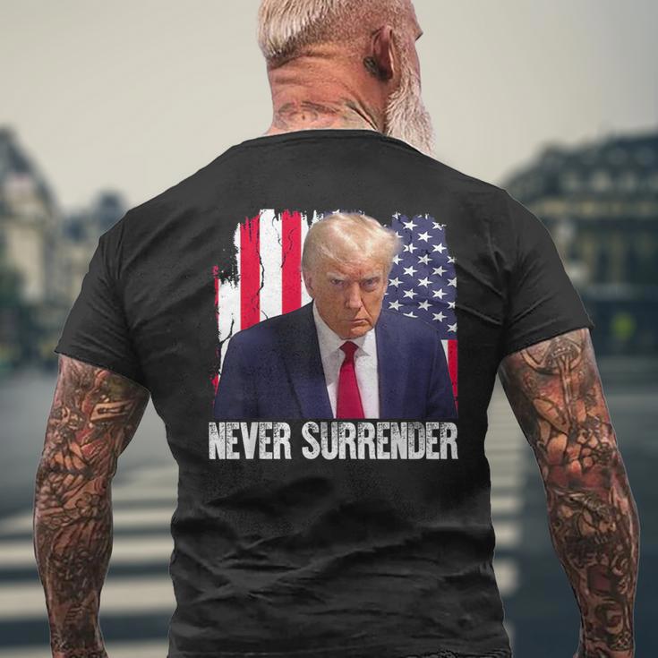トランプは決して降伏しない 共和党大統領ドナルド・トランプ メンズTシャツ バックプリント 高齢者への贈り物