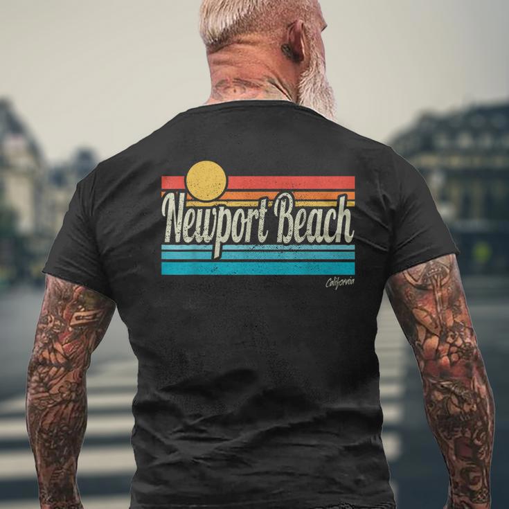 ニューポート ビーチ カリフォルニア レトロ サンセット サーフィン 旅行 ラブ サーフィン メンズTシャツ バックプリント 高齢者への贈り物