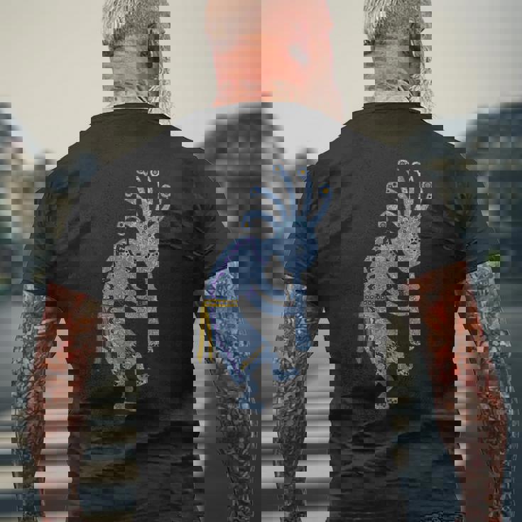 ネイティブアメリカン プエブロ カチナ スピリット ココペリ 3 メンズTシャツ バックプリント 高齢者への贈り物