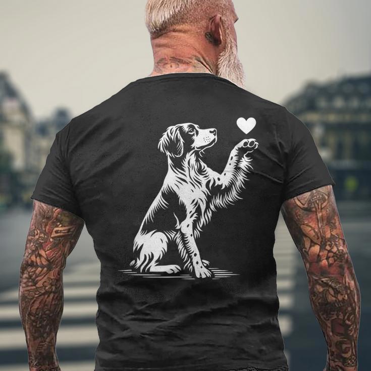 ブリタニー スパニエル お座り犬の心愛のグラフィック デザイン メンズTシャツ バックプリント 高齢者への贈り物