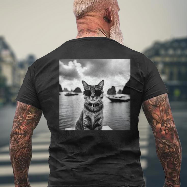 ベトナムのハロン湾でサングラスをかけた猫 メンズTシャツ バックプリント 高齢者への贈り物