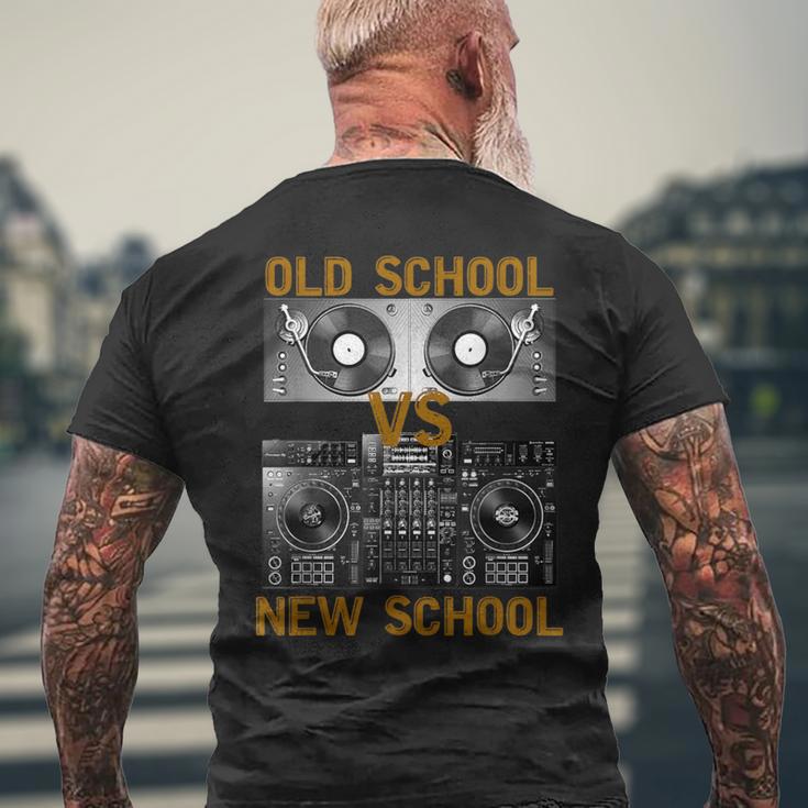 ミュージックdjs オールドスクールvs ニュースクールターンテーブル メンズTシャツ バックプリント 高齢者への贈り物