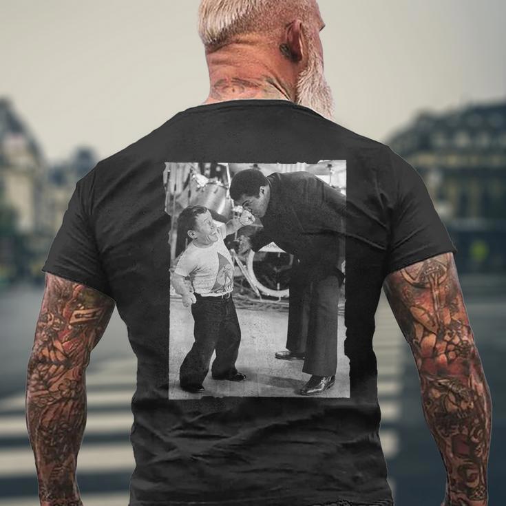 モハメド・アリとケニー・ベイカーのファイトシーンバラエティ番組1979 メンズTシャツ バックプリント 高齢者への贈り物