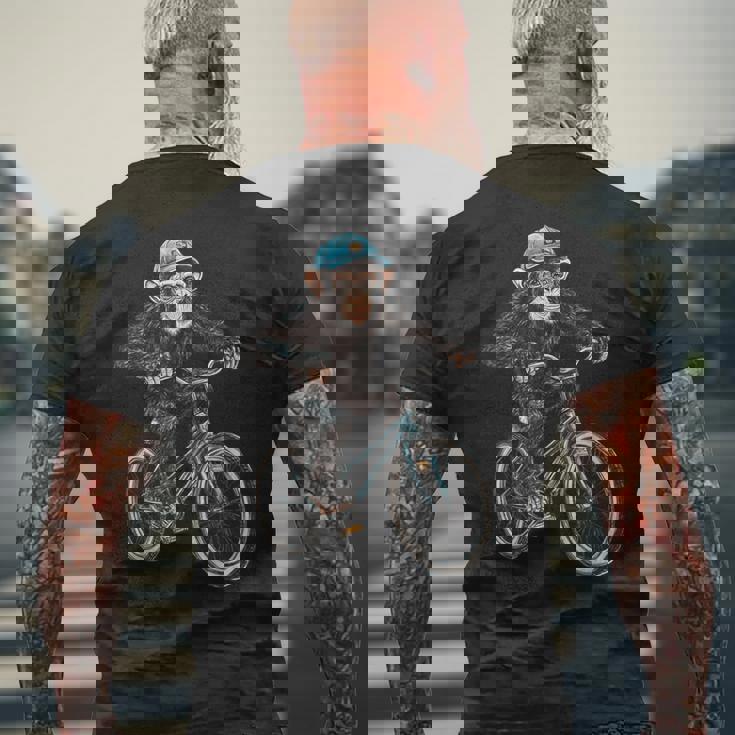 モンキー ライディング バイク ヴィンテージ 自転車 バイカー エイプ チンパンジー メンズTシャツ バックプリント 高齢者への贈り物