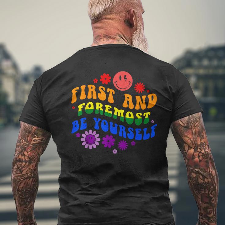 レトロな虹色デザイン 力強いlgbtqプライドメッセージ付き メンズTシャツ バックプリント 高齢者への贈り物