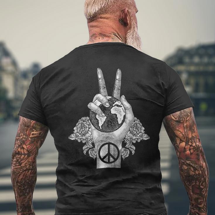 ワールドピース アースデイ セレブレーション ピースサイン ハンドジェスチャー メンズTシャツ バックプリント 高齢者への贈り物