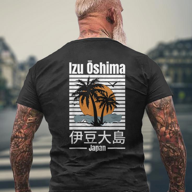 伊豆 大島 日本旅行好き 日本の島 メンズTシャツ バックプリント 高齢者への贈り物