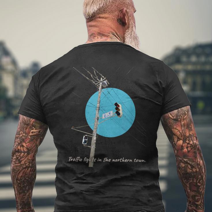 信号機、北の街。 道路 レトロ 港町 ストリート 電線 メンズTシャツ バックプリント 高齢者への贈り物