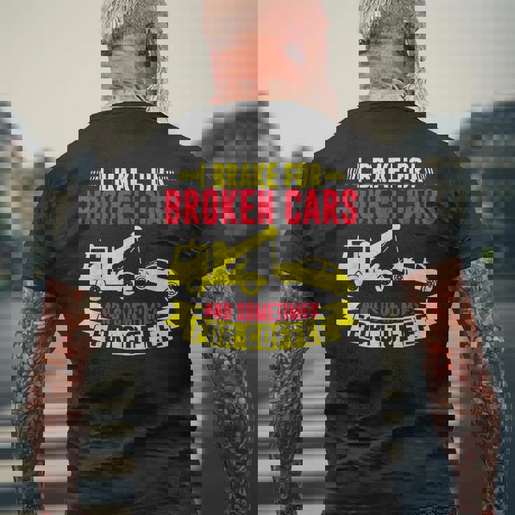 壊れた車や、時にはコーヒーレッカー車にもブレーキをかけます。 メンズTシャツ バックプリント 高齢者への贈り物
