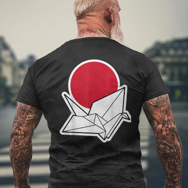 大きな折り鶴と夕日 メンズTシャツ バックプリント 高齢者への贈り物