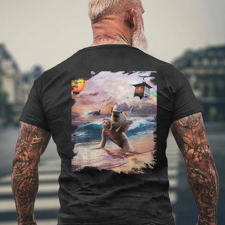 日本海岸でナマケモノに乗るパグ犬 メンズTシャツ バックプリント 高齢者への贈り物