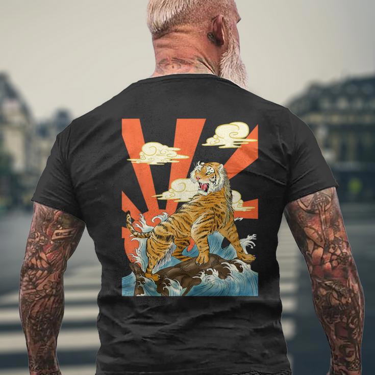 朝日を背景に、波の上を轟かせる雄大な虎。 メンズTシャツ バックプリント 高齢者への贈り物