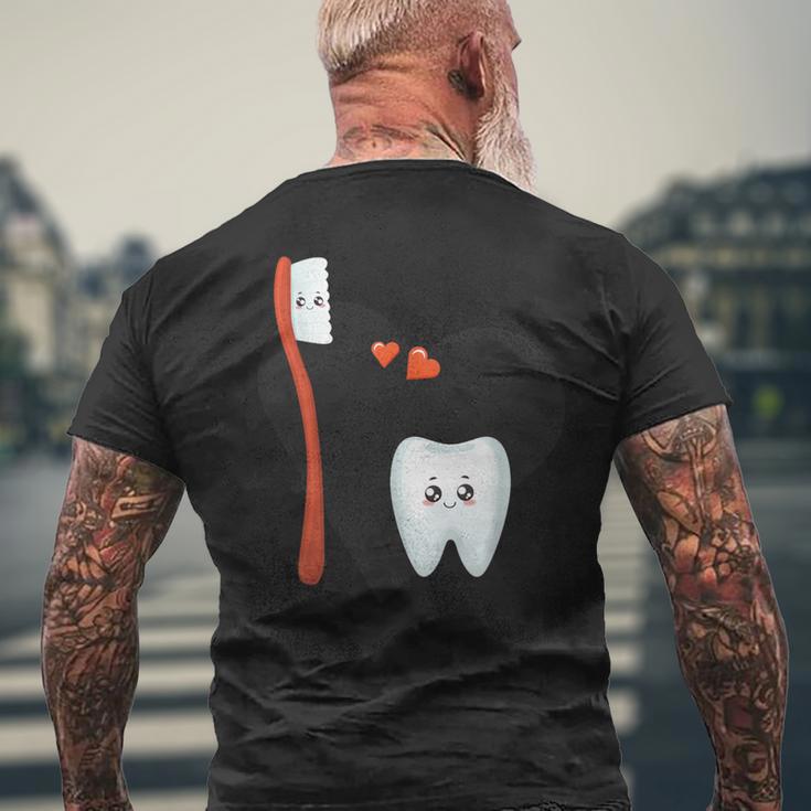 歯ブラシと歯のかわいいイラスト メンズTシャツ バックプリント 高齢者への贈り物
