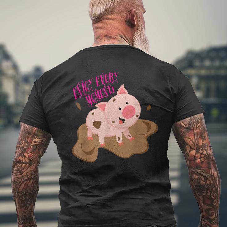 泥遊びをする子豚 すべての瞬間を楽しみましょう！ メンズTシャツ バックプリント 高齢者への贈り物