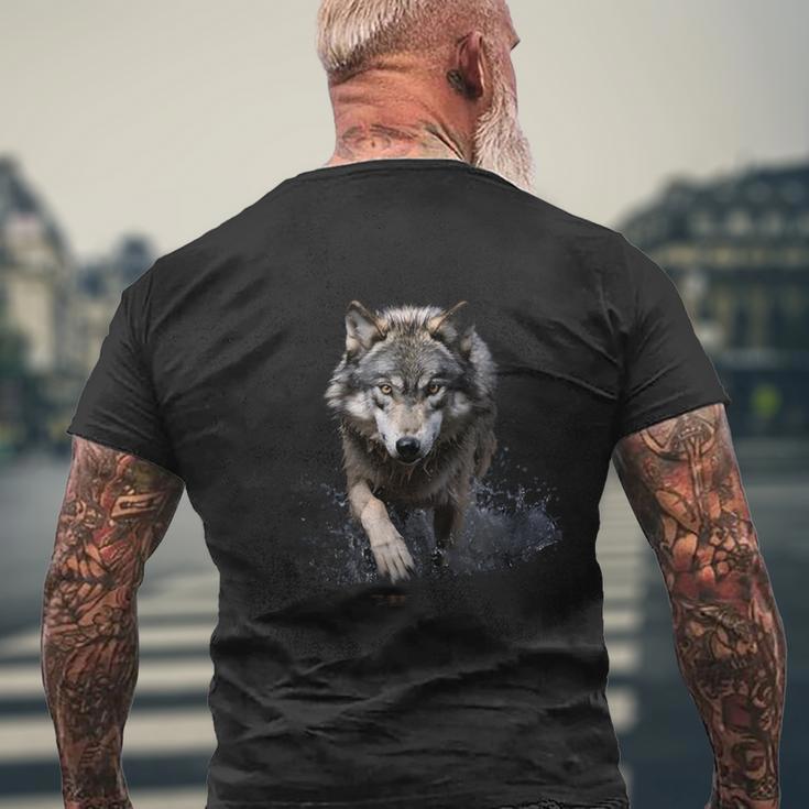 灰色のオオカミ 川を渡る オオカミ 野生動物 メンズTシャツ バックプリント 高齢者への贈り物