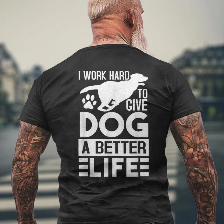 犬により良い生活を送るために一生懸命働いています-面白い犬好き メンズTシャツ バックプリント 高齢者への贈り物