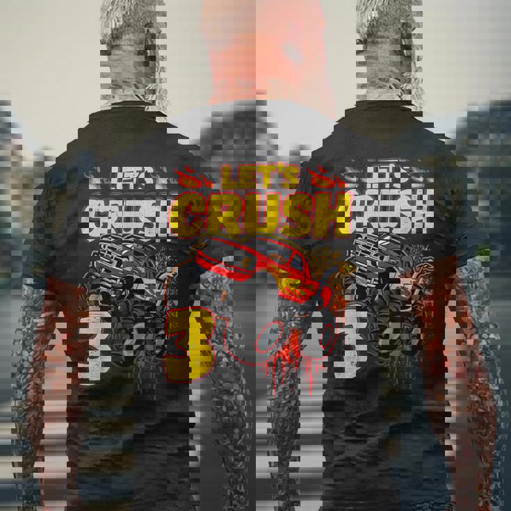 男の子、3歳、英語で、モンスタートラック、誕生日 メンズTシャツ バックプリント 高齢者への贈り物