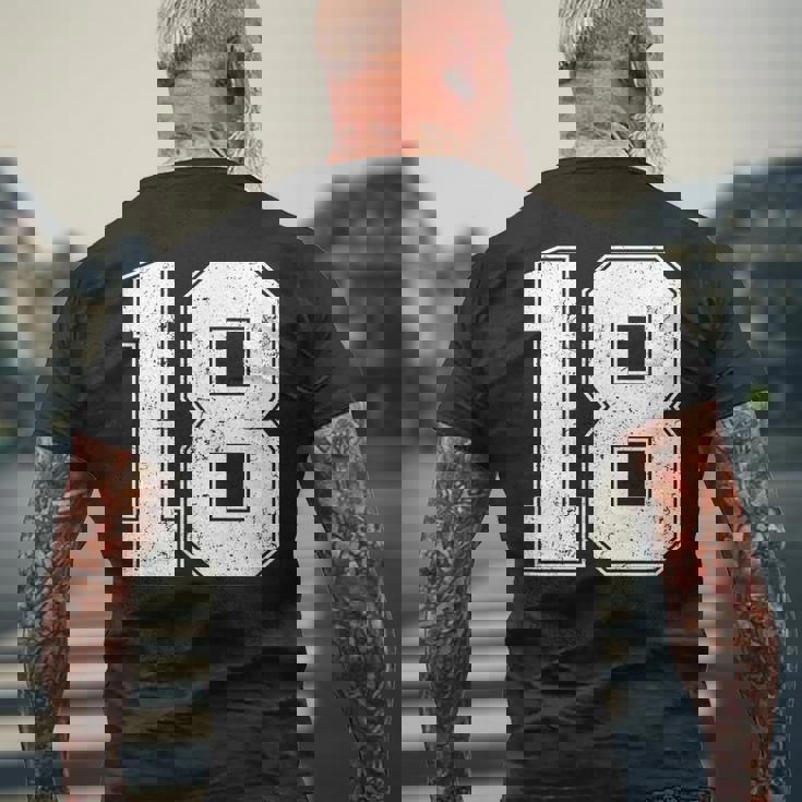 番号18シャツ、番号付き ヴィンテージ 18歳の誕生日 メンズTシャツ バックプリント 高齢者への贈り物