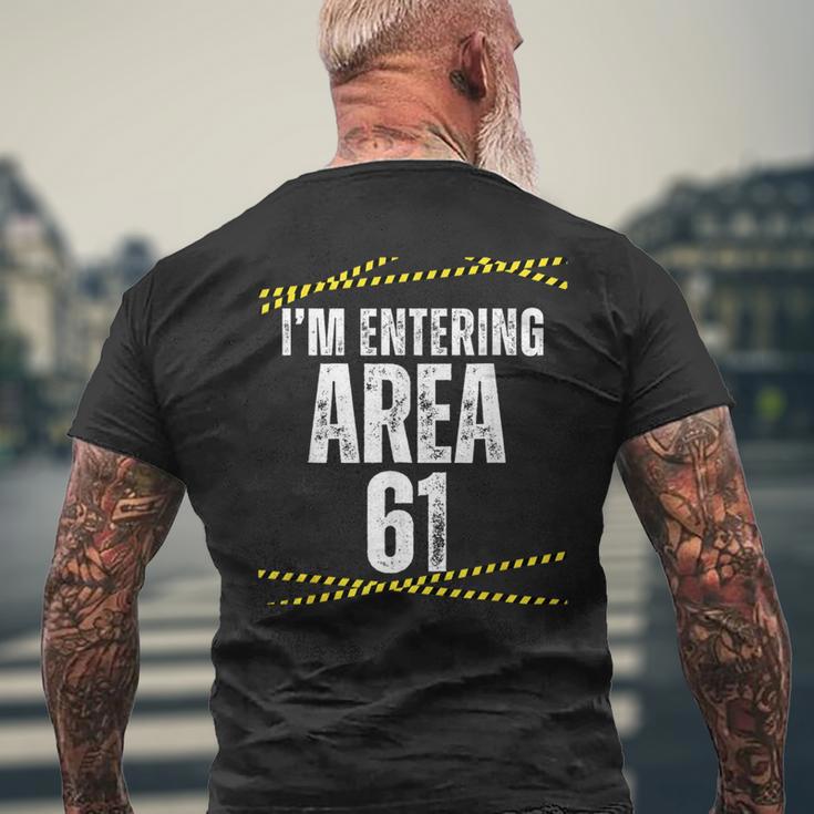 私は61歳の誕生日 おもしろい エリアに入ってる 61歳 メンズTシャツ バックプリント 高齢者への贈り物