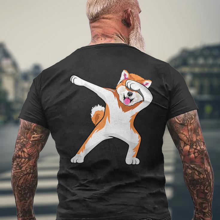 秋田 犬 踊る 面白い メンズTシャツ バックプリント 高齢者への贈り物
