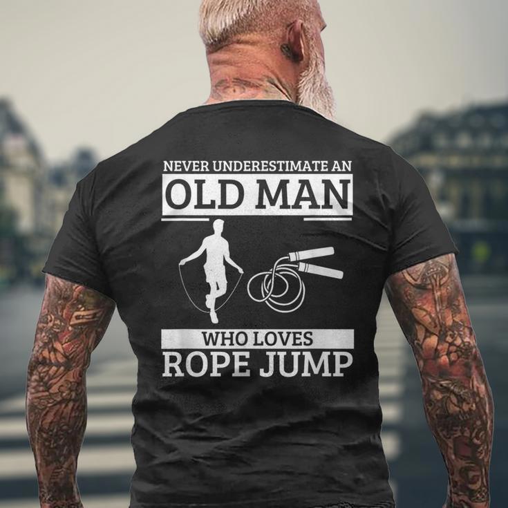 縄跳び 縄跳びが大好きな老人を過小評価しない メンズTシャツ バックプリント 高齢者への贈り物