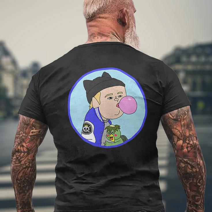 耳付きニットキャップを被った青年 河童の子を抱きながらガムを膨らます メンズTシャツ バックプリント 高齢者への贈り物