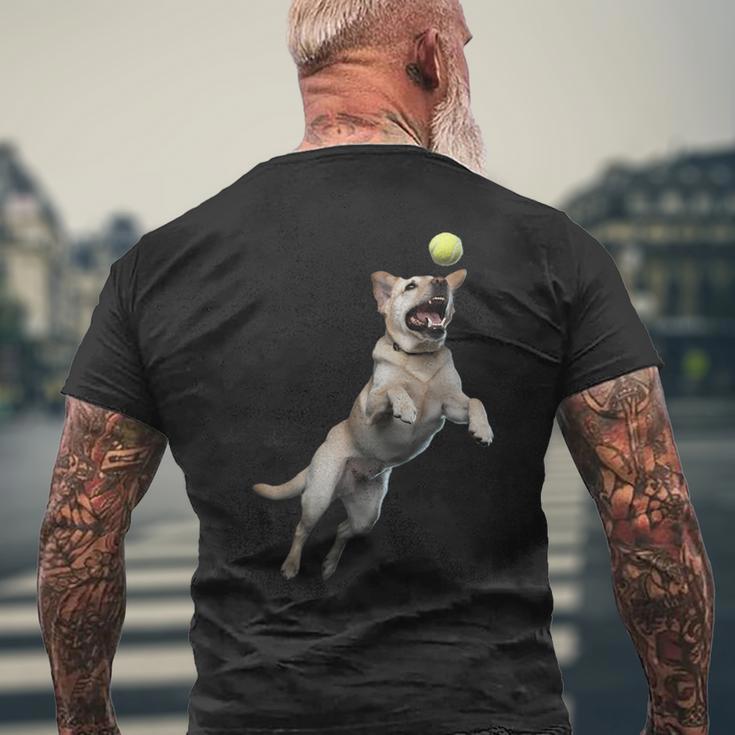 遊び心のあるラブラドールレトリーバー フェッチ 追いかけてテニスボール メンズTシャツ バックプリント 高齢者への贈り物