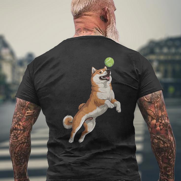 遊び心のある柴犬フェッチ追いかけテニスボール メンズTシャツ バックプリント 高齢者への贈り物