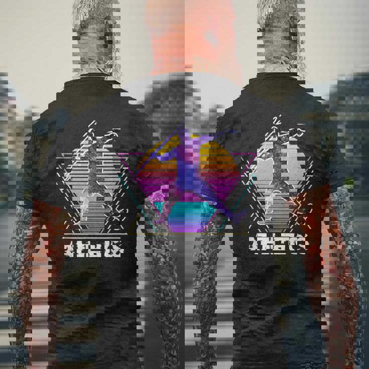 陸上競技 やり投げ スポーツ レトロ ヴィンテージaporwave 90 年代 メンズTシャツ バックプリント 高齢者への贈り物