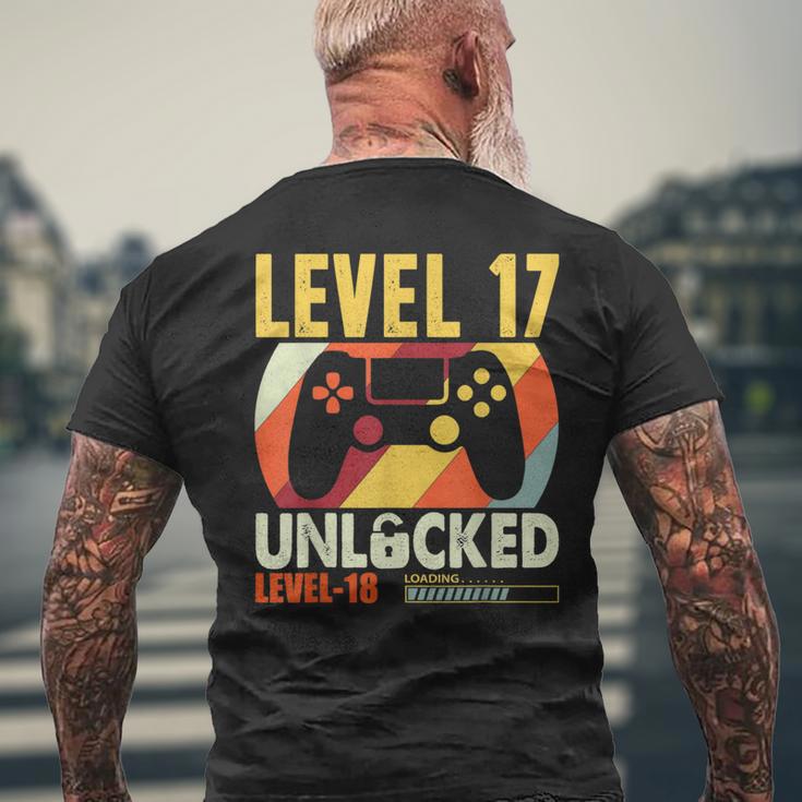 面白い17歳の誕生日 17歳 ギフト レベル17 アンロック メンズTシャツ バックプリント 高齢者への贈り物