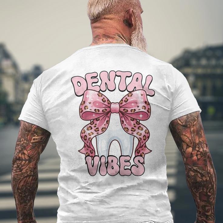 Dentalibes 歯 ピンク ヒョウ柄 弓 歯科医 メンズTシャツ バックプリント 高齢者への贈り物