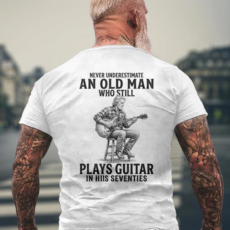 Never Underestimate An Old Man Who Who Guitar メンズTシャツ バックプリント 高齢者への贈り物