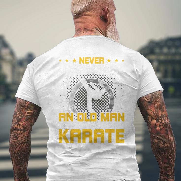 Never Underestimate An Old Man Who Know Karate メンズTシャツ バックプリント 高齢者への贈り物