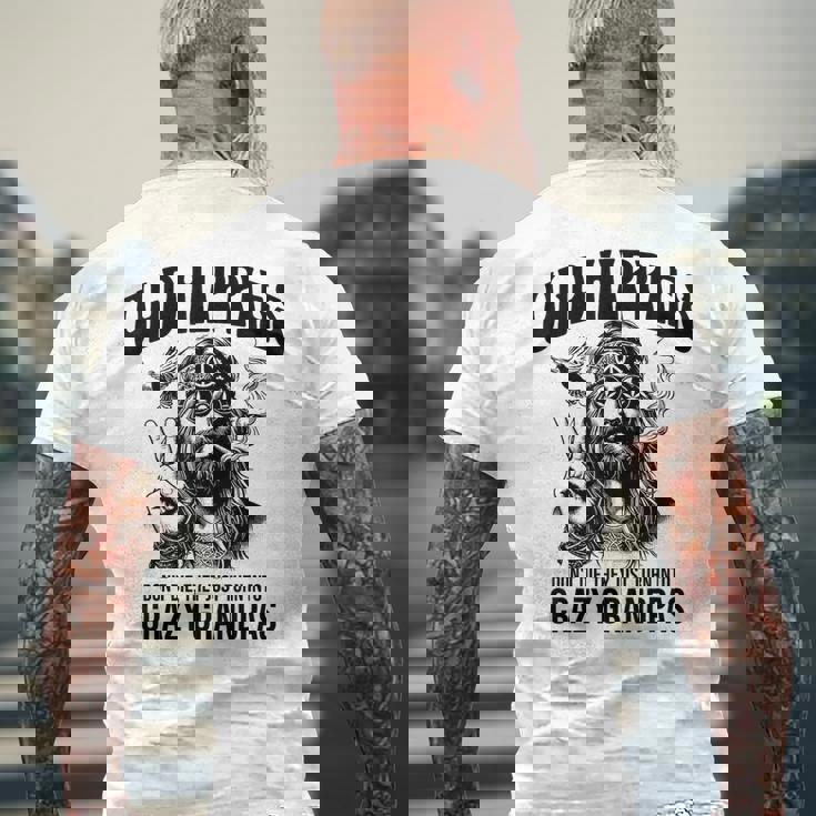 Old Hippies Don't Die They Turn Into Crazy Grandpas メンズTシャツ バックプリント 高齢者への贈り物