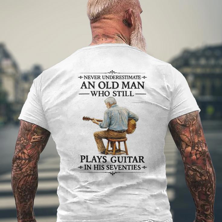 まだギターを弾く老人 70年代 おじいちゃん ヴィンテージ メンズTシャツ バックプリント 高齢者への贈り物