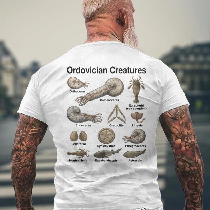 オルドビス紀の生き物 古生物学 古代海洋生物 メンズTシャツ バックプリント 高齢者への贈り物