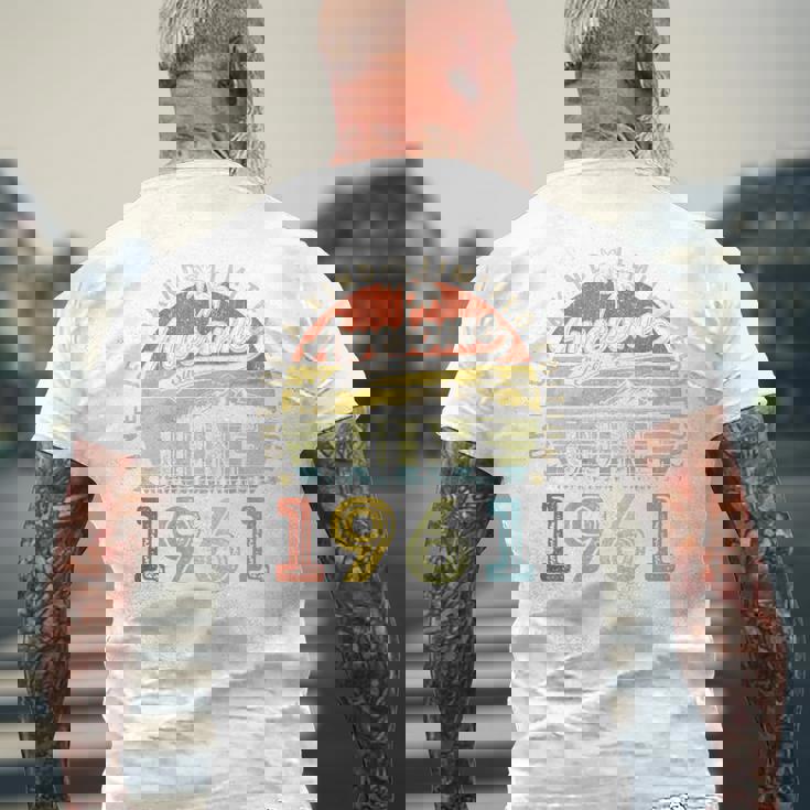 オンバック 65 限定版 1961年6月65日 誕生日 メンズTシャツ バックプリント 高齢者への贈り物