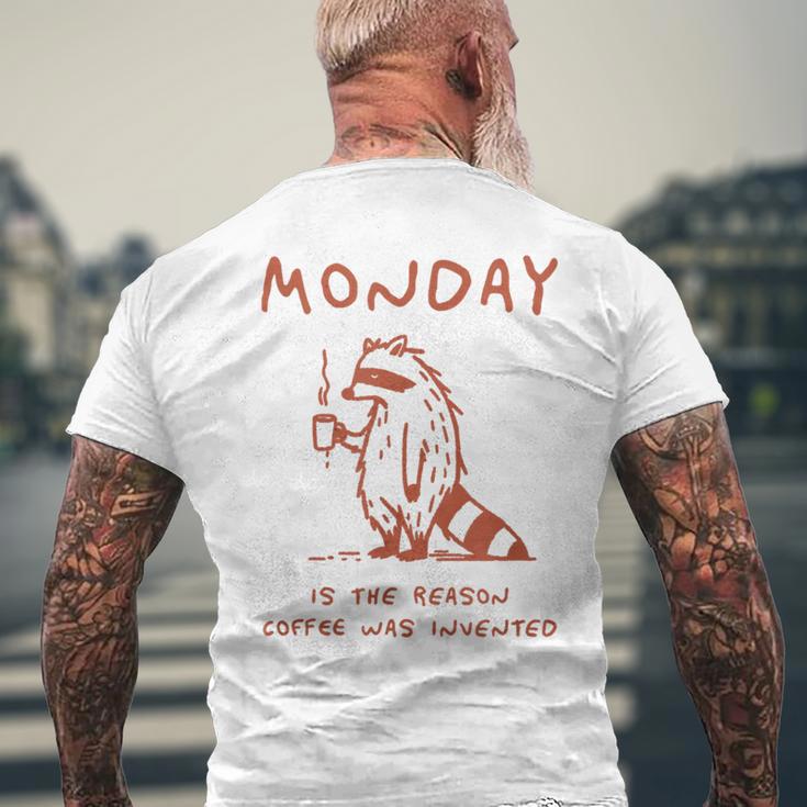 コーヒーが発明された理由は月曜日 少し憂鬱なアライグマ メンズTシャツ バックプリント 高齢者への贈り物