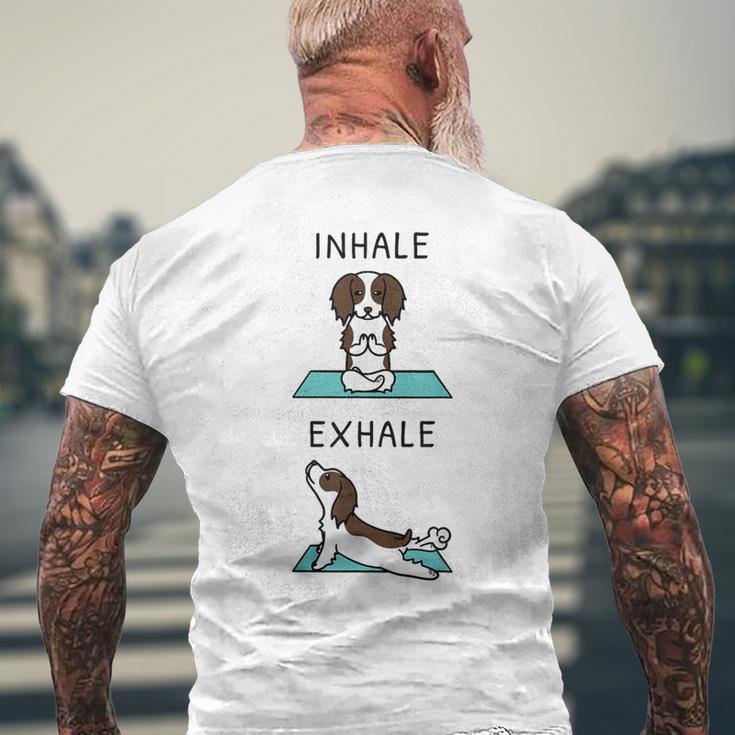 ヨガ吸い込む息を吐くイングリッシュ・スプリンガー・スパニエル犬 メンズTシャツ バックプリント 高齢者への贈り物