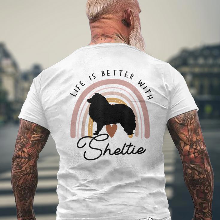 ライフ・イズ・ベターシェットランド・シープドッグ・シェルティ・レインボー・ドッグ・マム メンズTシャツ バックプリント 高齢者への贈り物